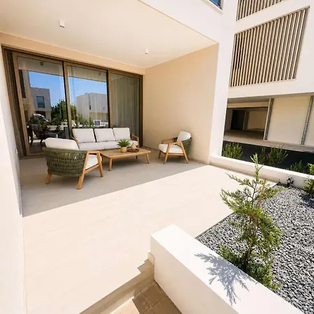 Avalon Gardens A008 - Designer Apartman